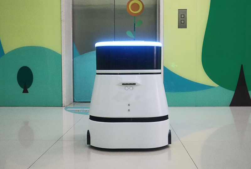 商用清洁机器人在深圳市儿童医院“上岗执勤”