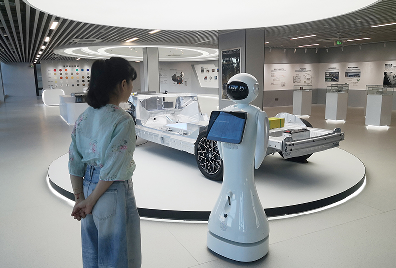 【科梦奇】迎宾机器人小鱼二代:进驻浙江铭岛铝业,打造智慧科技馆新标杆