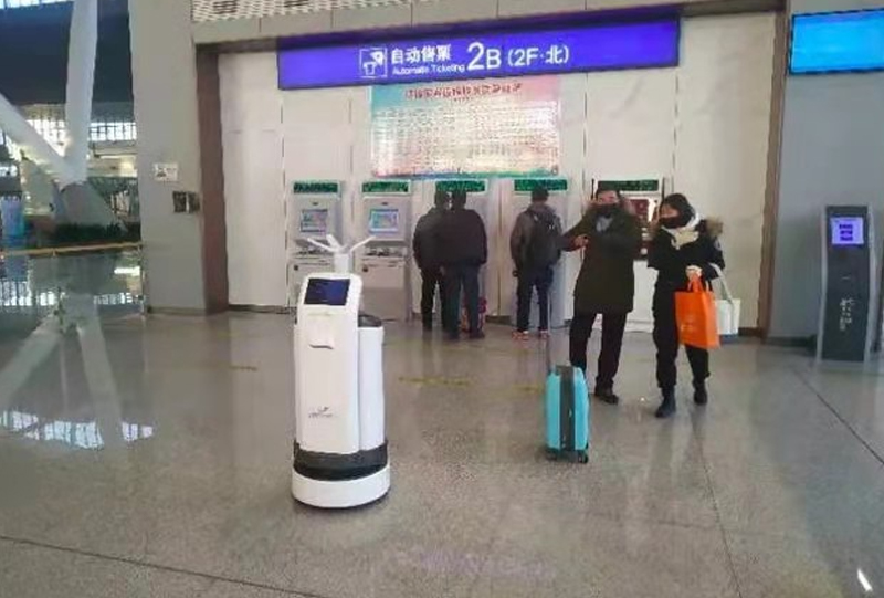 北京站春运上岗消毒机器人,强化春运防疫
