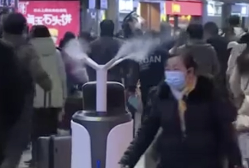 北京西站迎假期客流高峰 自动机器人“上岗”